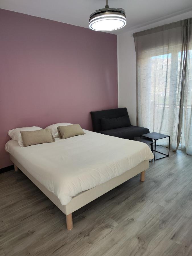 Le Sporting Hotell Beaumont-sur-Leze Exteriör bild